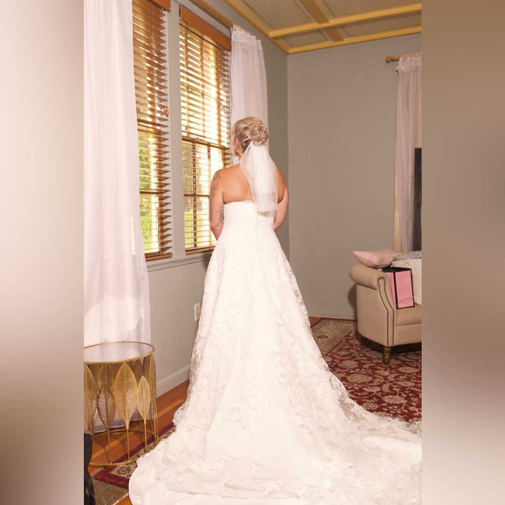 This is a beautiful dress! Size 14. I am 5’8 & 175lbs. I wore heals too.